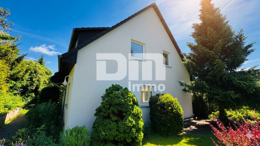Charmantes Wohnglück - Ihr neues Zuhause mit Carport / Terrasse und großem Gartenbereich - Seitenansicht